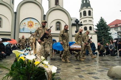 В Мукачеві попрощалися із загиблим військовим Олексієм Суворовим В Мукачеві попрощалися із загиблим військовим Олексієм Суворовим