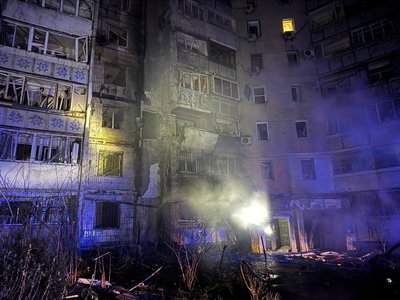 Унаслідок нічної атаки в Одесі пошкоджені будинки та інфраструктура, є постраждалі Унаслідок нічної атаки в Одесі пошкоджені будинки та інфраструктура, є постраждалі