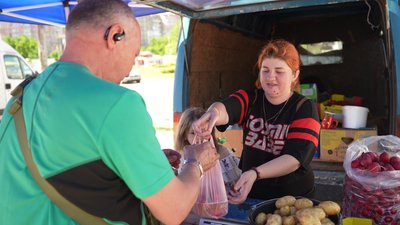 Сезон полуниці на ринках Херсона: які ціни та звідки везуть Сезон полуниці на ринках Херсона: які ціни та звідки везуть