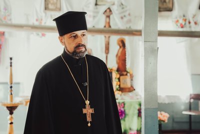 Катають яйця на могилах, кладуть цукерки й паски біля поховань та моляться: як відзначають Проводи на Сумщині Катають яйця на могилах, кладуть цукерки й паски біля поховань та моляться: як відзначають Проводи на Сумщині