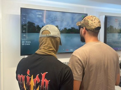 У Житомирі показали симулятор FPV-дрона спецоперації СБУ «Павутина» У Житомирі показали симулятор FPV-дрона спецоперації СБУ «Павутина»