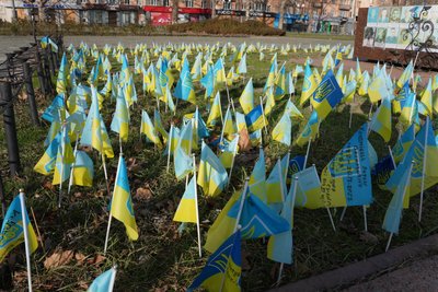 Херсон, острівець пам'яті, прапорці