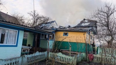 Пошкоджені будинки, авто для розвозки хліба та інфраструктура: наслідки атаки РФ на прикордоння Чернігівщини Пошкоджені будинки, авто для розвозки хліба та інфраструктура: наслідки атаки РФ на прикордоння Чернігівщини