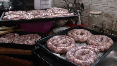"Наша ковбаса — це наша підтримка": волонтерки з Рівненщини готують домашню ковбасу для військових "Наша ковбаса — це наша підтримка": волонтерки з Рівненщини готують домашню ковбасу для військових