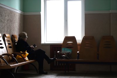 Жінка на вокзалі у Барвінковому Жінка на вокзалі у Барвінковому