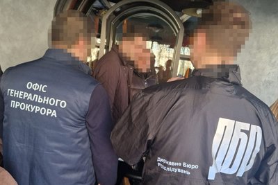 Працівники ДБР заявили про затримання депутата Житомирської облради, якого підозрюють у шахрайстві Працівники ДБР заявили про затримання депутата Житомирської облради, якого підозрюють у шахрайстві