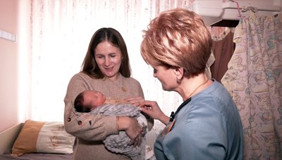 "Найцінніше — посмішки батьків": медсестра з Волині понад 30 років виходжує недоношених дітей "Найцінніше — посмішки батьків": медсестра з Волині понад 30 років виходжує недоношених дітей