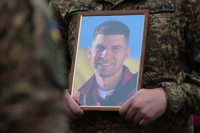 Утворили «живий коридор: в Умані попрощалися із загиблим захисником Утворили «живий коридор: в Умані попрощалися із загиблим захисником