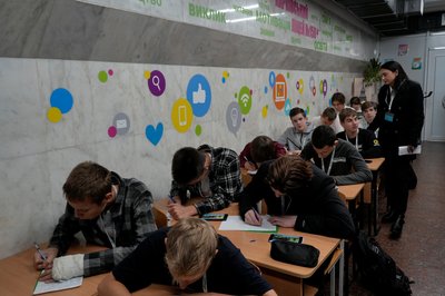 Учні в підземній школі у Харкові Учні в підземній школі у Харкові