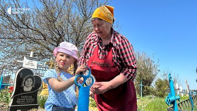"У мене 12 могил. Привчаю онуків допомагати і не нести пластикові квіти" — як родина з Одещини готується до проводів "У мене 12 могил. Привчаю онуків допомагати і не нести пластикові квіти" — як родина з Одещини готується до проводів