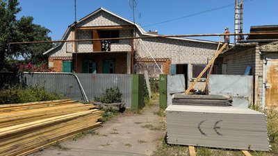 "Самотужки нічого не зробимо": у Світловодську відновлюють будинки після російського обстрілу "Самотужки нічого не зробимо": у Світловодську відновлюють будинки після російського обстрілу