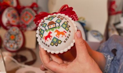 "Вишиває" писанки вечорами: майстриня із Рівного створює великодній декор "Вишиває" писанки вечорами: майстриня із Рівного створює великодній декор