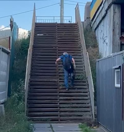 Небезпечний котлован біля метро Осокорки: громада вимагає знести недобудову та відкрити безпечний прохід