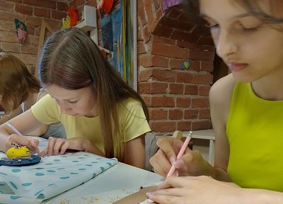 Шиють одяг та іграшки: у Франківську організували безкоштовний табір для родин волонтерів Шиють одяг та іграшки: у Франківську організували безкоштовний табір для родин волонтерів