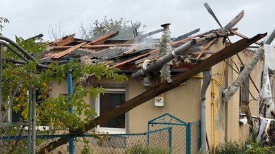 Понівечений дах в одному з пошкоджених будинків Понівечений дах в одному з пошкоджених будинків