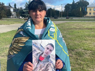 “Живемо від обміну до обміну”: родини оборонців Маріуполя з Кролевця влаштовують акції в підтримку полонених “Живемо від обміну до обміну”: родини оборонців Маріуполя з Кролевця влаштовують акції в підтримку полонених