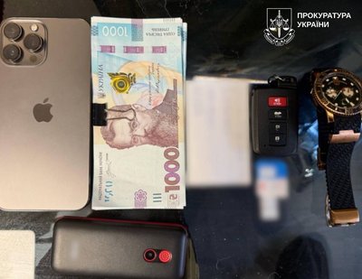 Техніка й гроші, вилучені при обшуку Техніка й гроші, вилучені при обшуку