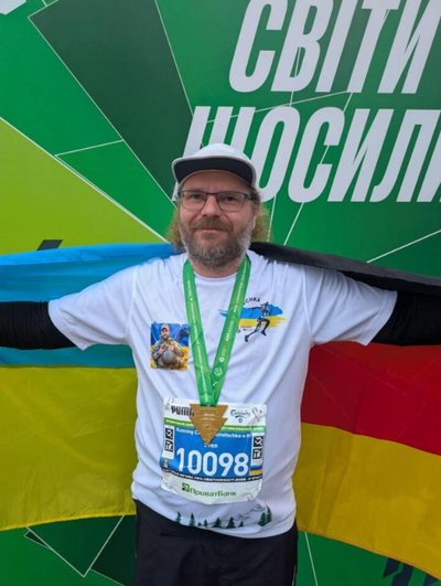 Бігун із Німеччини присвятив забіг у Хмельницькому пам'яті полеглого бійця Олексія Осадчого Бігун із Німеччини присвятив забіг у Хмельницькому пам'яті полеглого бійця Олексія Осадчого