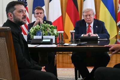 Президент США Дональд Трамп під час зустрічі з президентом України Володимиром Зеленським (ліворуч) та європейськими лідерами у Білому домі у Вашингтоні, 18 серпня 2025 року Президент США Дональд Трамп під час зустрічі з президентом України Володимиром Зеленським (ліворуч) та європейськими лідерами у Білому домі у Вашингтоні, 18 серпня 2025 року