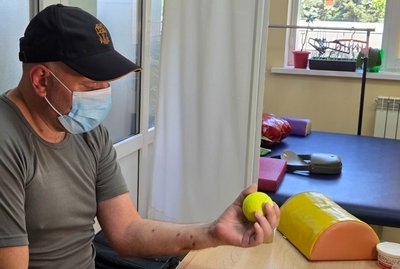 Пораненим йшов пішки близько восьми кілометрів. У реабілітаційному центрі Дніпра рятують руку аеророзвідника Максим Пораненим йшов пішки близько восьми кілометрів. У реабілітаційному центрі Дніпра рятують руку аеророзвідника Максим