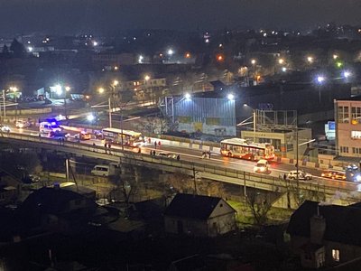 Слизька дорога, пошкоджені автівки та автобус: деталі ДТП на мосту в Луцьку Слизька дорога, пошкоджені автівки та автобус: деталі ДТП на мосту в Луцьку