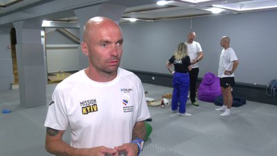 Учасників благодійного пішого марафону з Гааги до Києва зустріли у Рівному Учасників благодійного пішого марафону з Гааги до Києва зустріли у Рівному