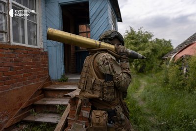 військовий несе снаряд до гармати артилерія УДА Сліпа лють Вовчанськ військовий несе снаряд до гармати артилерія УДА Сліпа лють Вовчанськ