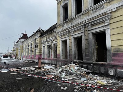 У П'ятихатках на Дніпропетровщині через удар РФ пошкоджено залізничну станцію У П'ятихатках на Дніпропетровщині через удар РФ пошкоджено залізничну станцію