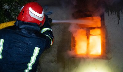 У Хмельницькому під час пожежі будинку загинув чоловік У Хмельницькому під час пожежі будинку загинув чоловік