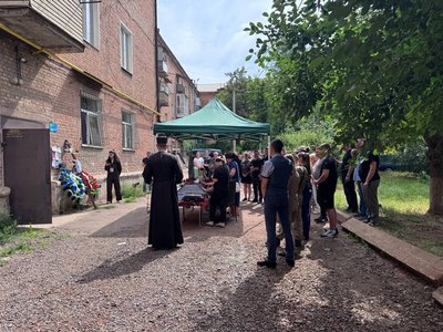 "Бачила, як горів його екскаватор". У Кривому Розі попрощалися із загиблим через ракетний удар Володимиром Черниченком "Бачила, як горів його екскаватор". У Кривому Розі попрощалися із загиблим через ракетний удар Володимиром Черниченком