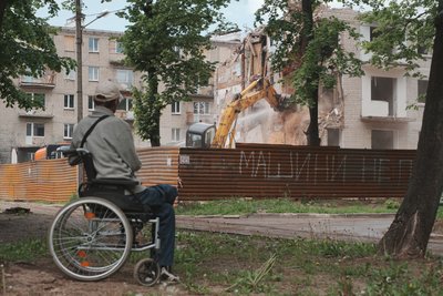 Демонтаж зруйнованого ракетою РФ будинку на вулиці Академіка Проскури у Харкові 3
