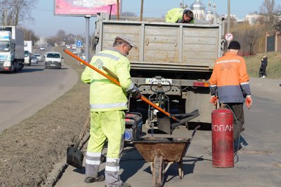 "Обережно, вибоїни!": у Луцьку водії скаржаться на стан доріг. Де стартував аварійний ремонт "Обережно, вибоїни!": у Луцьку водії скаржаться на стан доріг. Де стартував аварійний ремонт