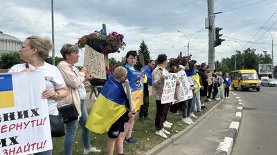 "Сина вже нема 566 днів": у Сумах відбулася акція на підтримку полонених "Сина вже нема 566 днів": у Сумах відбулася акція на підтримку полонених