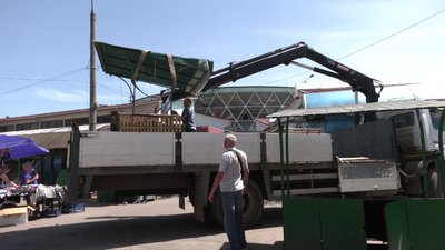 "Людей просто залишають без роботи": у Рівному демонтовують торгові ряди на вулиці Шевченка