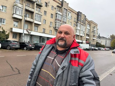 У Житомирі на майдані Соборному за 60 тисяч гривень замінили напівсфери У Житомирі на майдані Соборному за 60 тисяч гривень замінили напівсфери