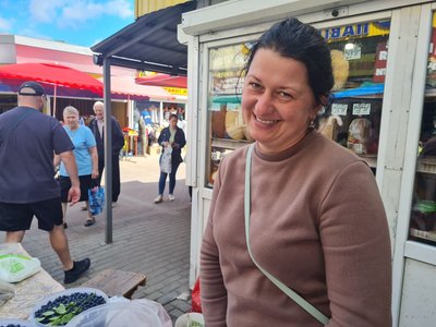 Продавчина Юлія Мазур розповіла, що ціна на чорницю у цьому році така як і в минулому Продавчина Юлія Мазур розповіла, що ціна на чорницю у цьому році така як і в минулому