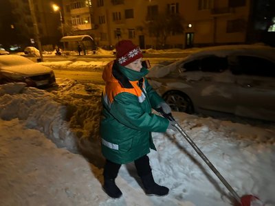 Валентина Звєрєва прибирає вулицю Валентина Звєрєва прибирає вулицю