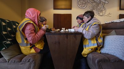 Гарячі напої для комунальників: у Чернігові низка кафе безплатно пригощають комунальників Гарячі напої для комунальників: у Чернігові низка кафе безплатно пригощають комунальників