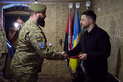 Зеленський відвідав Олександрівський напрямок та відзначив бійців 31 ОМБр орденами Зеленський відвідав Олександрівський напрямок та відзначив бійців 31 ОМБр орденами