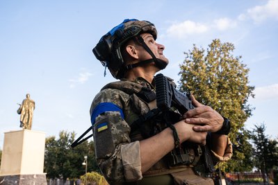 Військовий 33-го окремого штурмового батальйону ЗСУ в центрі російського міста Суджа Військовий 33-го окремого штурмового батальйону ЗСУ в центрі російського міста Суджа