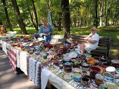 Посуд продавали на ярмарку, який відбувся у парку імені М. Чекмана Посуд продавали на ярмарку, який відбувся у парку імені М. Чекмана
