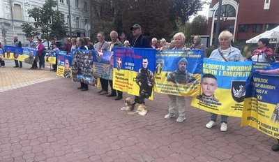 Акція на підтримку полонених і безвісти зниклих відбувається у Хмельницькому Акція на підтримку полонених і безвісти зниклих відбувається у Хмельницькому