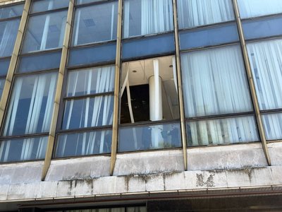 Війська РФ вдарили по Дніпру: сталася пожежа, вибиті вікна на підприємстві та в театрі Війська РФ вдарили по Дніпру: сталася пожежа, вибиті вікна на підприємстві та в театрі