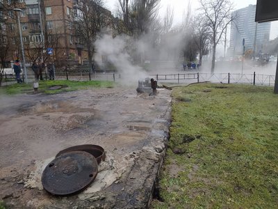У Києві через прорив труби вулицю залило окропом У Києві через прорив труби вулицю залило окропом