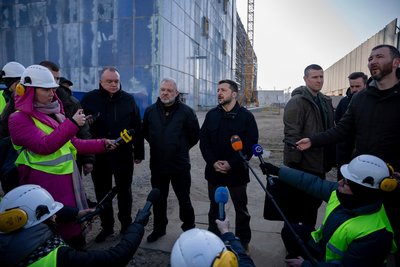 Президент України Володимир Зеленський (в центрі) з міністром енергетики Германом Галущенко та головою Енергоатому Петром Котіним відповідають на питання журналістів під час престуру на територію Хмельницької атомної електростанції, 13 лютого 2025 року Президент України Володимир Зеленський (в центрі) з міністром енергетики Германом Галущенко та головою Енергоатому Петром Котіним відповідають на питання журналістів під час престуру на територію Хмельницької атомної електростанції, 13 лютого 2025 року