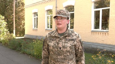 Вперше за 25 років дівчата пройшли посвяту в Острозькому військовому ліцеї. Як це відбувалося Вперше за 25 років дівчата пройшли посвяту в Острозькому військовому ліцеї. Як це відбувалося