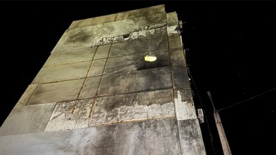 Діра у стіні багатоповерхівки внаслідок атаки РФ Діра у стіні багатоповерхівки внаслідок атаки РФ