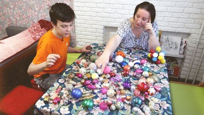 Чернівчанка Валерія Ясницька збирає новорічні прикраси Чернівчанка Валерія Ясницька збирає новорічні прикраси