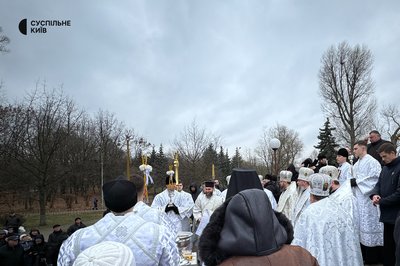 Кияни занурюються у крижану річку та набирають воду у церквах: 6 січня відзначається Водохреще Кияни занурюються у крижану річку та набирають воду у церквах: 6 січня відзначається Водохреще