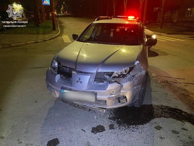 Двоє водіїв спричинили ДТП у Рівному. Обоє з ознаками сп’яніння – патрульна Двоє водіїв спричинили ДТП у Рівному. Обоє з ознаками сп’яніння – патрульна